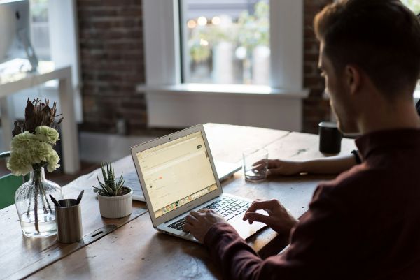 Guide essentiel sur le choix entre SEO et SEA